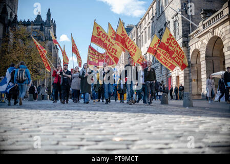 Edinburgh, Lothian, Regno Unito. 6 Ottobre, 2018. I membri del Partito socialista scozzese (SSP) sono visibili durante l'indipendenza marzo.Migliaia di indipendenza scozzese sostenitori hanno marciato attraverso Edinburgh come parte della ''˜tutti sotto uno striscione di protesta, come la coalizione si propone di eseguire tale evento fino a che la Scozia è ''˜liberi Credito: Stewart Kirby SOPA/images/ZUMA filo/Alamy Live News Foto Stock