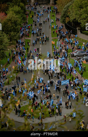 Una panoramica del marzo al di fuori di Holyrood. Migliaia di indipendenza scozzese sostenitori hanno marciato attraverso Edinburgh come parte del "tutto sotto uno striscione di protesta, come la coalizione si propone di eseguire tale evento fino a che la Scozia è 'libero'. Foto Stock