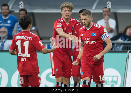 Il portiere Aaron HUNT (destra, HH) cheers con la sinistra a rightn.r. Tatsuya ITO (HH), Jann-Fiete ARP (HH), Douglas DOS SANTOS JUSTINO de Melo (HH) dopo l'obiettivo di renderlo 1-0 per HSV Amburgo Amburgo Amburgo, giubilo, tifo, tifo, gioia, entusiasmo, celebrare, goaljubel, mezza figura, mezza figura, Soccer 2. Bundesliga, 9. giornata, Darmstadt 98 (DA) - Hamburg Amburgo Amburgo (HH) 1: 2, su 05.10.2018 a Darmstadt / Germania. € | Utilizzo di tutto il mondo Foto Stock