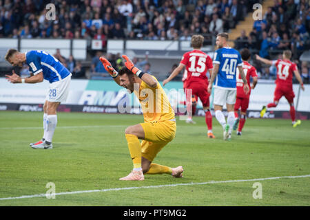 Il portiere Daniel HEUER FERNANDES (MI., DA) e Marcel FRANKE (DA) sono arrabbiato, mentre il goalie Aaron HUNT (destra, HH) cheers circa l'obiettivo di renderlo 1-0 per HSV Amburgo Amburgo Amburgo, frustratedriert, frustrato gefrated, deluso, delusi delusione, delusione, triste, figura intera, gesto gesto, il calcio di seconda Bundesliga, 9 giornata, Darmstadt 98 (DA) - Hamburg Amburgo Amburgo (HH) 1: 2, su 05.10.2018 a Darmstadt / Germania. € | Utilizzo di tutto il mondo Foto Stock