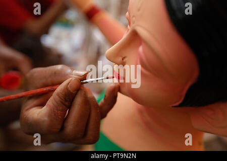 Lalitpur, Nepal. 8 Ott, 2018. Un artista prepara l'idolo della dea Indù Durga per il prossimo festival di Dashain in Lalitpur, Nepal, Ottobre 8, 2018. Credito: Sulav Shrestha che/Xinhua/Alamy Live News Foto Stock