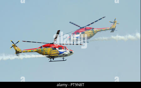 (181008) -- NEW DELHI, Ottobre 8, 2018 (Xinhua) -- forza aerea indiana del "arang' elicotteri eseguire durante la 86forza aerea indiana giorno a Hindon air base alla periferia di New Delhi, in India, il Ott 8, 2018. (Xinhu/Partha Sarkar)(dh) Foto Stock