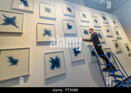 Londra, Regno Unito. 8 Ott 2018. '21 pietre' essendo installato dall artista britannico, Idris Khan OBE (nella foto)- Un nuovo, grandi opere d'arte , composta di 21 dipinti su carta. Il lavoro è stato appositamente commissionato dal British Museum per la nuova fondazione Albukhary Galleria del mondo islamico, dovuta ad aprire al pubblico il 18 ottobre. Credito: Guy Bell/Alamy Live News Foto Stock