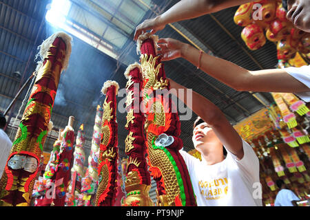 Bangkok, Tailandia. 8 Ott, 2018. Persone bruciare incenso a celebrare i Festival vegetariano a un tempio Cinese a China Town a Bangkok, Thailandia, ad Ottobre 8, 2018. Credito: Rachen Sageamsak/Xinhua/Alamy Live News Foto Stock