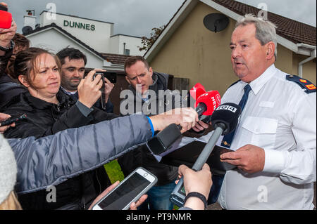 Macroom, West Cork, Irlanda. 8 Ott 2018. Il soprintendente Garda Michael Fitzpatrick della Macroom Garda Station tiene una conferenza stampa sul luogo di una morte di pugnalata a Dan Corkery, Macroom. Il patologo di Stato è in scena oggi alle 16:00. Credit: Notizie dal vivo di AG/Alamy. Foto Stock