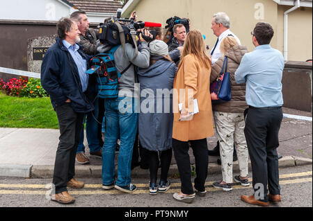 Macroom, West Cork, Irlanda. 8 Ott 2018. Il soprintendente Garda Michael Fitzpatrick di Macroom Garda Station tiene una conferenza stampa sulla scena di un fervido pugnalato a Dan Corkery Place, Macroom. Il patologo di Stato è in scena oggi alle 16:00. Credit: AG News/Alamy Live News. Foto Stock