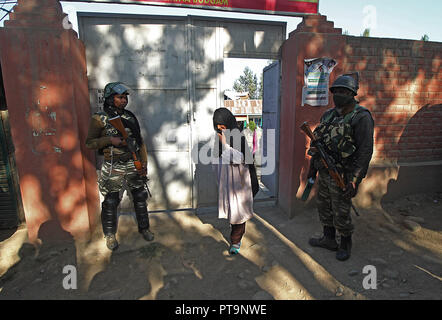 Srinagar, Jammu e Kashmir in India. 8 Ott, 2018. Una donna del Kashmir lasciando la stazione di polling dopo la colata il suo voto durante la prima fase di Urbano degli enti locali (ULB) elezioni a Srinagar la capitale estiva indiano Kashmir controllato del 8 ottobre 2018. Un arresto completo del sistema è di essere osservati attraverso il Kashmir valle seguendo la chiamata di spegnimento e di elezione bycott dal Kashmir leader separatista che ha avuto inizio il 8 ottobre. Credito: Faisal Khan/ZUMA filo/Alamy Live News Foto Stock