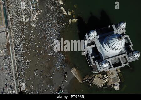 Palu. 8 Ott, 2018. Foto scattata il 8 ottobre, 2018 mostra la vista aerea dei detriti dopo il terremoto e lo tsunami a Palu, Sulawesi centrali, Indonesia. Numero di morti da più potenti i terremoti e un conseguente tsunami colpisce Sulawesi centrale provincia di Indonesia il 28 settembre è saltato a 1,948 il lunedì e più di 5.000 altri sono andati dispersi, secondo un disastro agenzia qui ufficiale. Credito: Wang Shen/Xinhua/Alamy Live News Foto Stock