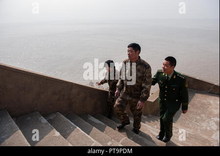 (181008) -- NANJING, Ottobre 8, 2018 (Xinhua) -- Wang Zhiguo (R) Passeggiate con i suoi genitori su Kaishan Isola di Guanyun County, est cinese della provincia di Jiangsu, Feb 13, 2015. Wang Jicai, che hanno usato per essere a capo della milizia post su Kaishan Isola in provincia di Jiangsu, ha iniziato a lavorare su un'isola del Mar Giallo con sua moglie nel 1986. Morì di malattia improvvisa durante il servizio nel luglio del 2018 all'età di 58. Wang Zhiguo, figlio di Wang Jicai, divenne una frontiera difesa poliziotto dopo la laurea dall'università di Nanjing di Aeronautica e Astronautica nel 2013. Egli era stato assegnato a molte attività di protezione Foto Stock