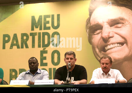 07 ottobre 2018, Brasile, Rio de Janeiro: Gustavo Bebianno Rocha (M), presidente del PSL partito di destra, parla ad una conferenza stampa per annunciare i risultati delle elezioni, nel quale il suo partito di candidato superiore, Bolsonaro, non prendere parte. Di destra Bolosonaro poulist ha vinto al primo turno delle elezioni presidenziali e si faccia Haddad dalla sinistra del partito laburista in un run-off elezione in tre settimane. Foto: Ian Cheibub/dpa Foto Stock