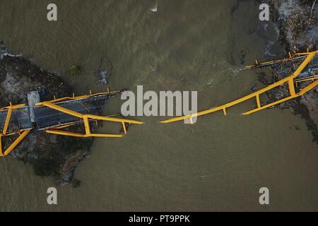 Palu. 8 Ott, 2018. Foto scattata il 8 ottobre, 2018 mostra la vista aerea di un ponte crollato dopo il terremoto e lo tsunami a Palu, Sulawesi centrali, Indonesia. Numero di morti da più potenti i terremoti e un conseguente tsunami colpisce Sulawesi centrale provincia di Indonesia il 28 settembre è saltato a 1,948 il lunedì e più di 5.000 altri sono andati dispersi, secondo un disastro agenzia qui ufficiale. Credito: Wang Shen/Xinhua/Alamy Live News Foto Stock