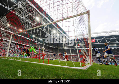 Dusseldorf, Germania, 1. Il calcio- BL, 7. giornata Fortuna Dusseldorf rispetto a Dusseldorf. FC Schalke 04 0-2 a 06 .09.2018 nell'Merkur - Spiele Arena di Dusseldorf Marcin KAMINSKI (F95) 3.v.li.- segnato un goal laterale che è stata annullata in base ai regolamenti del DFL Lega calcio tedesca è vietato riprodurre in per utilizzare lo stadio e/o reso dal gioco le foto scattate in forma di sequenza di immagini e/o video-come le gallerie di foto o lasciare a sfruttare. Foto: Norbert Schmidt, Dusseldorf | Utilizzo di tutto il mondo Foto Stock