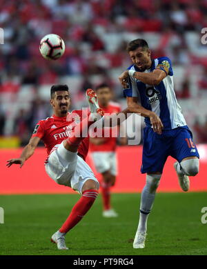 Lisbona, Portogallo. Il 7 ottobre, 2018. Andre Almeida (L) di Benfica vies con Hector Herrera di Porto durante il portoghese League Soccer match tra SL Benfica e FC Porto a Luz Stadium a Lisbona, Portogallo, il 7 ottobre 2018. Il Benfica ha vinto 1-0. Credito: Zhang Liyun/Xinhua/Alamy Live News Foto Stock