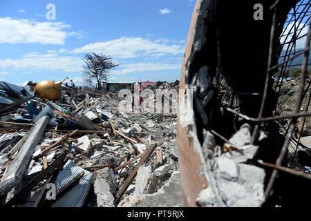 Palu. 8 Ott, 2018. La gente a piedi vicino ai detriti di una moschea danneggiati sul Balaroa a Palu, Sulawesi centrali, Indonesia. Numero di morti da più potenti i terremoti e un conseguente tsunami colpisce Sulawesi centrale provincia di Indonesia il 28 settembre è saltato a 1,948 il lunedì e più di 5.000 altri sono andati dispersi, secondo un disastro agenzia qui ufficiale. Credito: Agung Kuncahya B./Xinhua/Alamy Live News Foto Stock