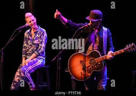 Fort Lauderdale, FL, Stati Uniti d'America. 07 ott 2018. Thompson Square esegue al Parker Playhouse il 7 ottobre 2018 a Fort Lauderdale Florida. Credito: Mpi04/media/punzone Alamy Live News Foto Stock