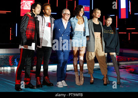 Tokyo, Giappone. 8 Ottobre, 2018. (L a R) Nobuaki Kaneko, Lewis Hamilton, Tommy Hilfiger, Winnie Harlow, Hailey Baldwin e fumi Nikaido, posa per le telecamere durante le icone di Tokyo evento del 8 ottobre 2018, Tokyo, Giappone. L'americano del marchio di moda ha presentato la sua caduta 2018 insieme a Tokyo invitante e internazionale giapponese di celebrità come F1 race driver Lewis Hamilton e il modello e Justin Bieber la moglie Hailey Baldwin. Credito: Rodrigo Reyes Marin/AFLO/Alamy Live News Foto Stock