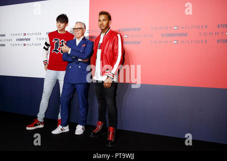 Tokyo, Giappone. 8 Ottobre, 2018. (L a R) giapponese TV personality Harry Sugiyama, American fashion designer Tommy Hilfiger e F1 racer Lewis Hamilton posa per le telecamere durante le icone di Tokyo evento del 8 ottobre 2018, Tokyo, Giappone. L'americano del marchio di moda ha presentato la sua caduta 2018 insieme a Tokyo invitante e internazionale giapponese di celebrità come F1 race driver Lewis Hamilton e il modello e Justin Bieber la moglie Hailey Baldwin. Credito: Rodrigo Reyes Marin/AFLO/Alamy Live News Foto Stock