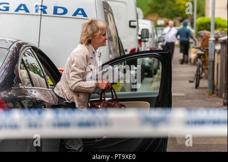 Macroom, West Cork, Irlanda. 8 Ott 2018. Il patologo di Stato assistente, Dr. Margaret Bolster, arriva per esaminare il corpo della vittima dell'omicidio, chiamato localmente come Timmy Foley 44 anni. Credit: Notizie dal vivo di AG/Alamy. Foto Stock