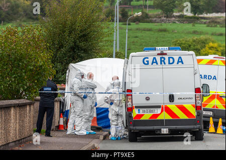 Macroom, West Cork, Irlanda. 8 Ott 2018. Assistente patologo di Stato, Dr. Margaret Bolster (con ritorno alla macchina fotografica), si prepara a esaminare il corpo della vittima di omicidio, chiamato localmente come Timmy Foley 44 anni. Credit: AG News/Alamy Live News. Foto Stock