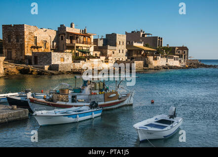Il greco villaggio di pescatori nel Mani regione del Peloponneso in Grecia Foto Stock