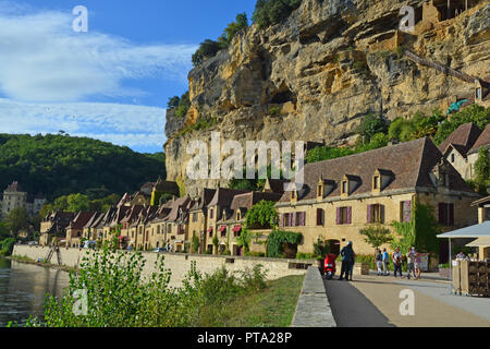 Case medioevali e chateau a Roque-Gageac sotto la scogliera, tra i più belli della Francia villaggi, sul fiume Dordogne Foto Stock