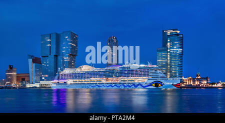 AIDA Perla cruiseship ormeggiato al crepuscolo in Rotterdam. È 300m, ha 1643 cabine e 16 ponti passeggeri. Foto Stock