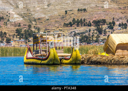 Uros isole galleggianti del lago Titicaca, Perù, Sud America Foto Stock