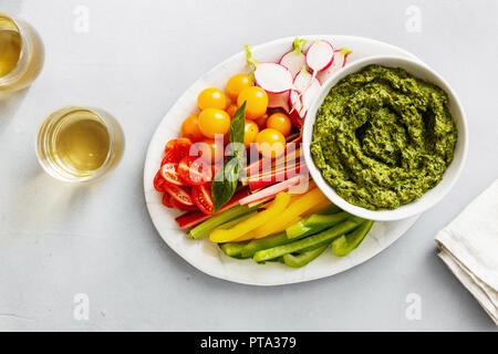 Vari snack vegetale per il vino sul cemento grigio Sfondo vista superiore Foto Stock
