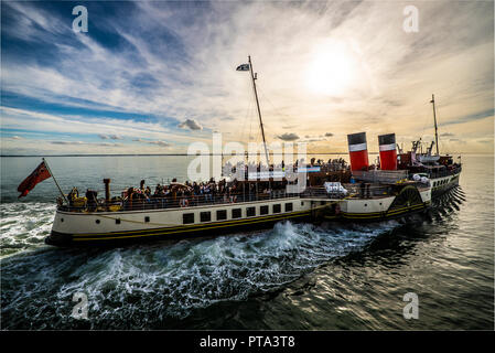 Il piroscafo a pale Waverley lascia il molo di Southend sull'estuario del Tamigi con i passeggeri per un viaggio turistico sul Tamigi a Londra Foto Stock