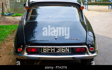 CITROEN D SUPER 5 1974 modello anno vista posteriore parcheggiato sul palazzo verde a Palazzo del Vescovo. Wells,Somerset, Regno Unito Foto Stock