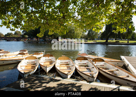 Barche a remi ormeggiate sul fiume Avon al di fuori del Teatro di Shakespeare. Le imbarcazioni sono denominati dopo Shakespeare caratteri. Foto Stock