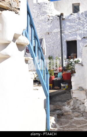 Grecia Isola di Sikinos. Nella città vecchia un vicolo conduce a un po' appartato ciortyard. Foto Stock