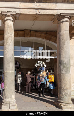 La Buttercross originariamente gli uffici del consiglio costruita nel 1743, ospita oggi il Museo di Ludlow e piccoli negozi, Shropshire, Regno Unito sulla trafficata strada alta. Foto Stock