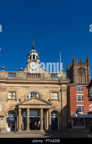 La Buttercross originariamente gli uffici del consiglio costruita nel 1743, ospita oggi il Museo di Ludlow e piccoli negozi, Shropshire, Regno Unito sulla trafficata strada alta. Foto Stock