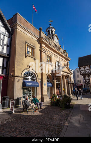 La Buttercross originariamente gli uffici del consiglio costruita nel 1743, ospita oggi il Museo di Ludlow e piccoli negozi, Shropshire, Regno Unito sulla trafficata strada alta. Foto Stock