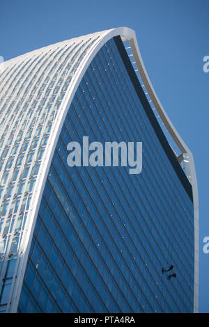 Detergenti per finestre, pulizia 20 Fenchurch Street grattacielo a Londra City of London financial district. Soprannominato il del Walkie-Talkie Foto Stock