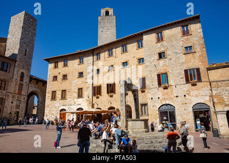 Le torri di San Gimignano e il XIII secolo il pozzo di acqua in Piazza della Cisterna,Tyscany,l'Italia,l'Europa Foto Stock