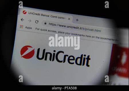 Sito web di UniCredit visto attraverso una lente di ingrandimento Foto Stock
