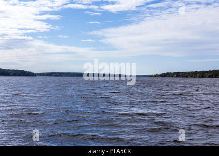 Inizio autunno. Giornata di sole. Il fiume Volga vicino Konakovo. Una fitta foresta sulla riva. Regione di Tver, Russia centrale.uno sfondo per il sito di viaggi. Foto Stock