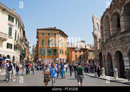 VERONA, Italia - 6 Maggio 2018: Turisti in Piazza Bra nella giornata di sole. Piazza Bra è la piazza più grande di Verona e del luogo in cui il ben conservato ancie Foto Stock