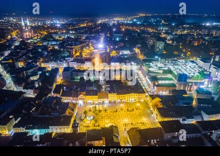 Antenna vista drone Rybnik piazza principale di notte. Rybnik è una città nel sud-ovest della Polonia, nel voivodato di Slesia. Foto Stock