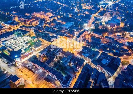 Antenna vista drone Rybnik piazza principale di notte. Rybnik è una città nel sud-ovest della Polonia, nel voivodato di Slesia. Foto Stock