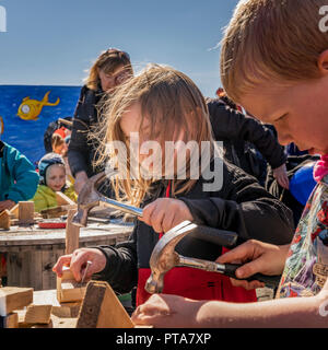 I bambini di imparare a utilizzare strumenti, Summer Festival, del marinaio giorno, (Sjomannadagurinn) Reykjavik, Islanda Foto Stock