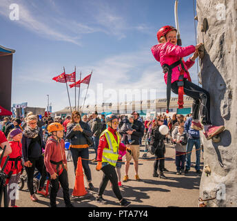 Arrampicata per bambini, Summer Festival, del marinaio giorno, (Sjomannadagurinn) Reykjavik, Islanda Foto Stock