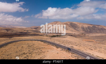 Vista aerea di strada e montagna vulcanica, Fuerteventura isole Canarie Foto Stock