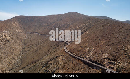 Vista aerea di strada e montagna vulcanica, Fuerteventura isole Canarie Foto Stock