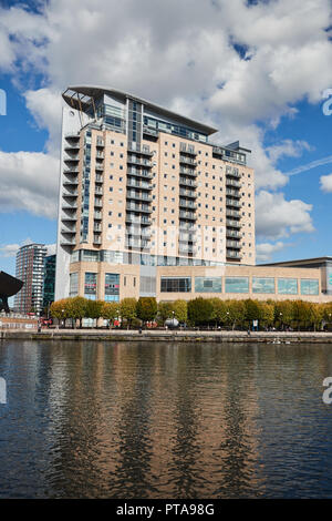 Una vista di The Lowry Outlet Mall, Vue Cinema, il blocco di appartamenti, Salford Quays, Greater Manchester, Regno Unito Foto Stock