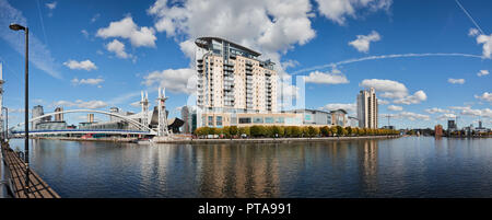 Una vista di The Lowry Outlet Mall, Vue Cinema, il blocco di appartamenti, Salford Quays, Greater Manchester, Regno Unito Foto Stock