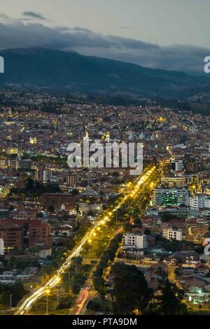 CUENCA - ECUADOR di notte dal Mirador de Turi in composizione verticale Foto Stock