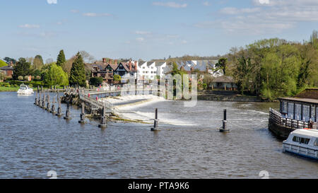 Marlow, England, Regno Unito - 18 Aprile 2015: Il fiume Tamigi scorre su uno stramazzo a Marlow bloccare nel Buckinghamshire. Foto Stock